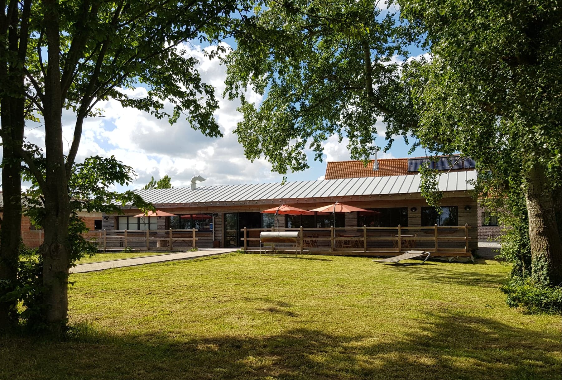 -Auberge Au Petit Paradis Terrasse et jardin.jpg