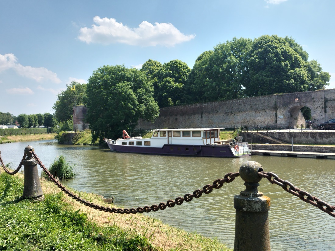 bateau Bohem port de Bergues - AL 2023.jpg