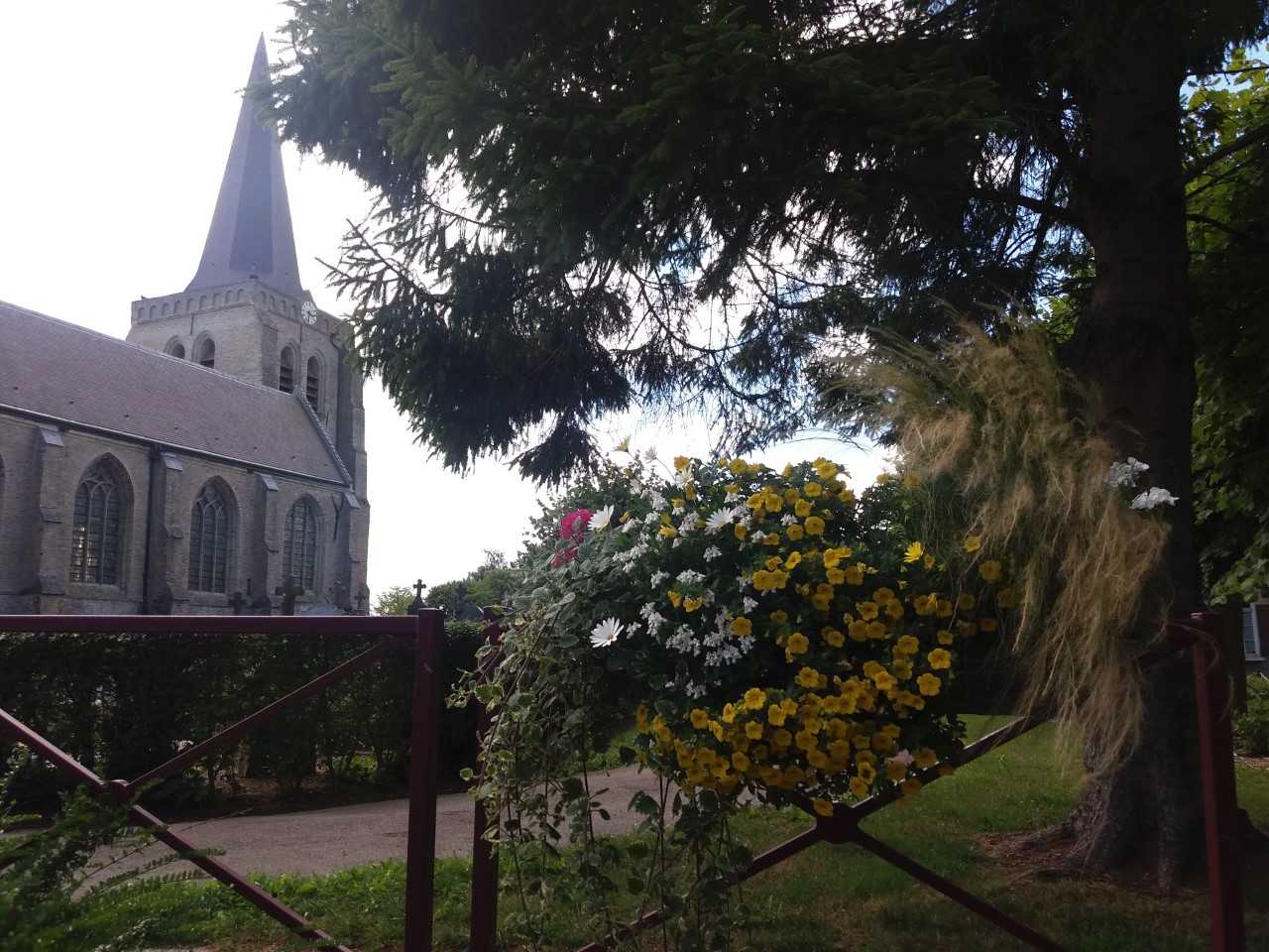 église fleurie West-Cappel.jpg