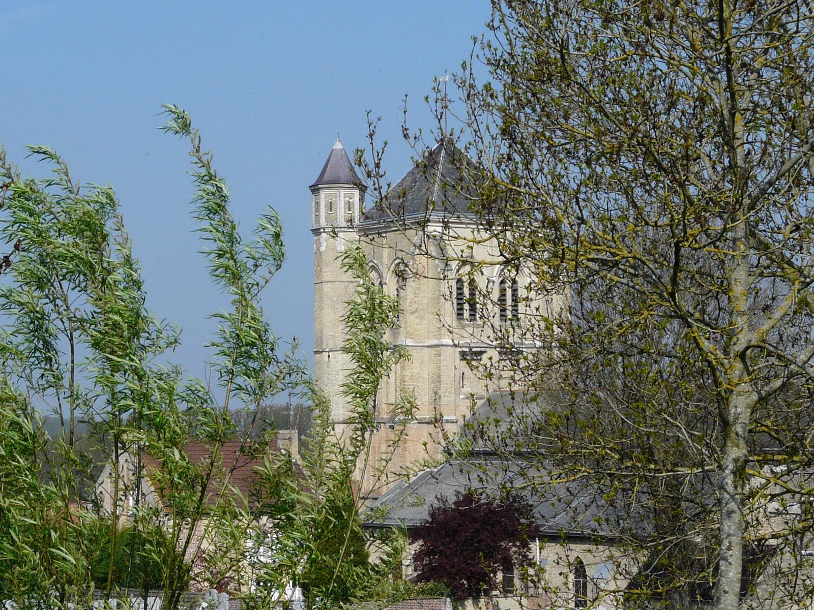 eglise St Gilles Watten avec verdure.jpg