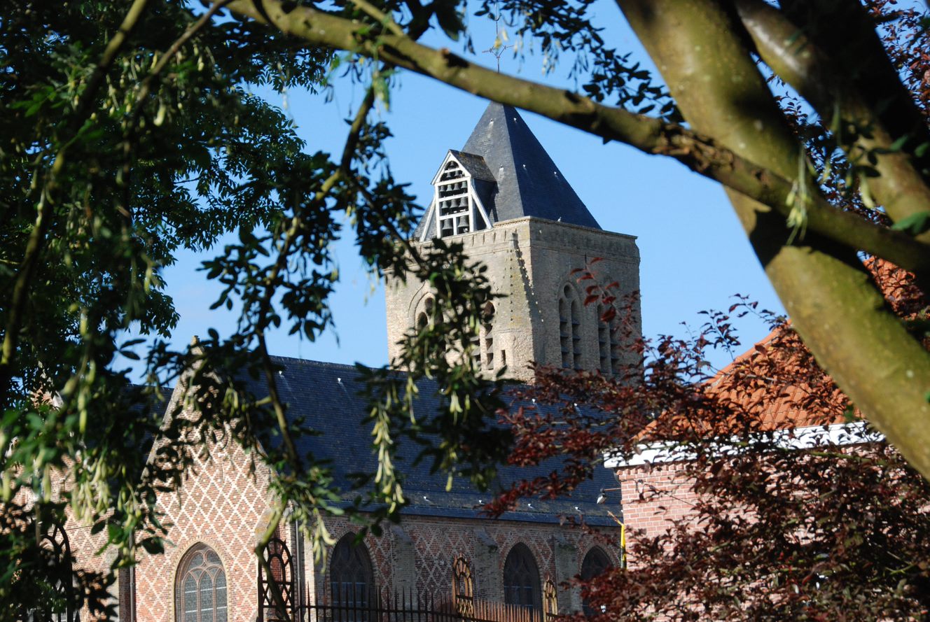 église Esquelbecq parmi les arbres.jpg