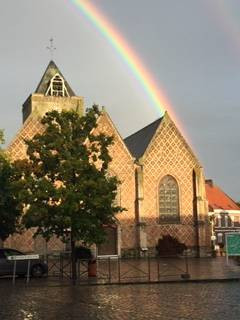 église avec arc en ciel.jpg