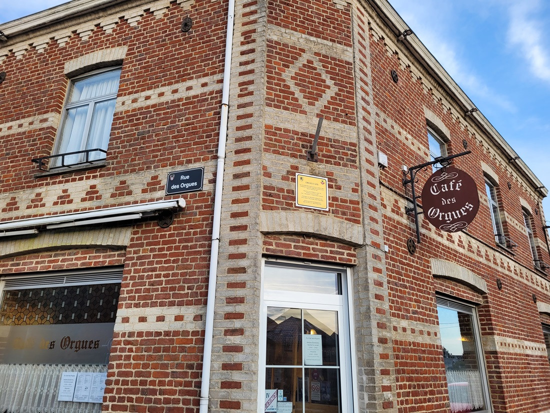 facade cafe des orgues Herzeele - EQ 2024 (2).jpg
