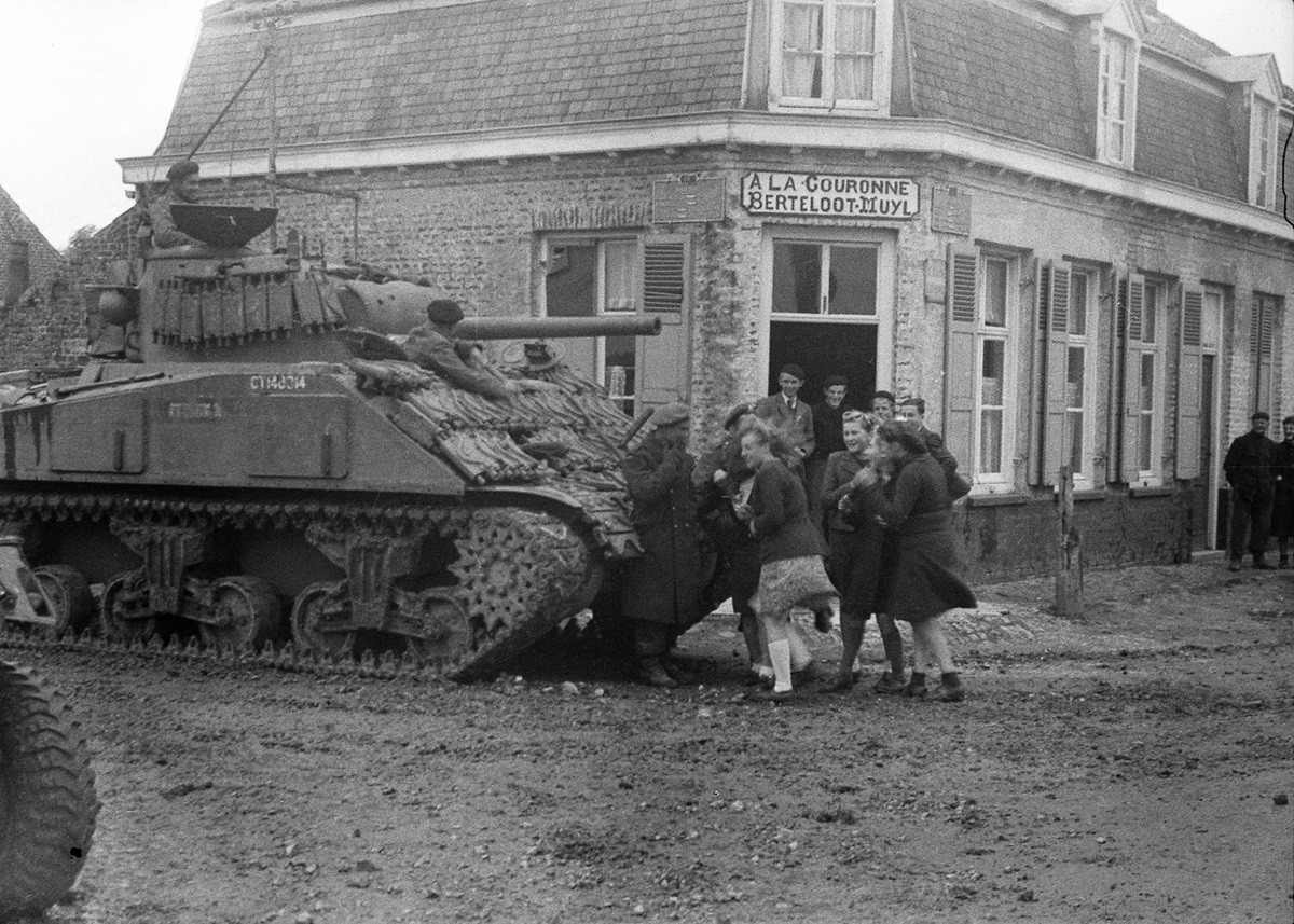 Photo 116 Jeanne Devos Char Canadien 1944 M. Grassien amis musee J Devos.jpg