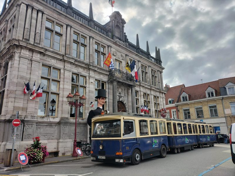 tramway devant mairie.jpg