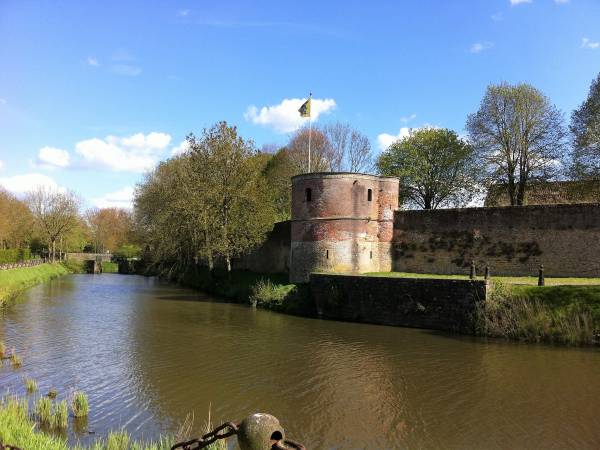 Tour rouge Bergues.JPG