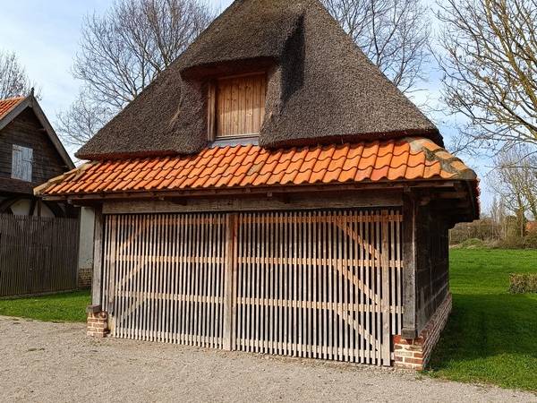 grange toit de chaumeVolcke.jpg