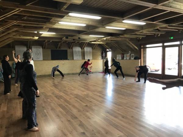 Qi gong en salle 1 (source Tourinsoft 2025).jpg