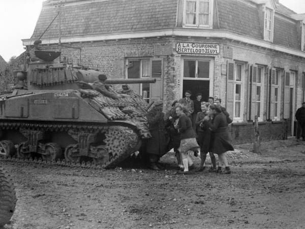 Photo 116 Jeanne Devos Char Canadien 1944 M. Grassien amis musee J Devos.jpg