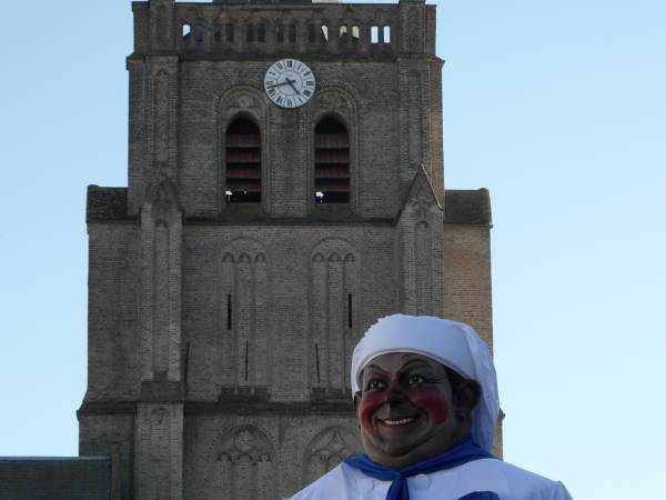 église Saint Martin et géant de Wormhout.JPG