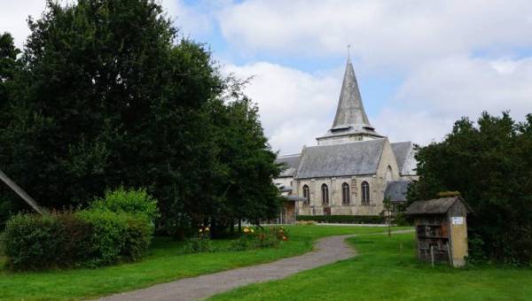 église Volckerinckhove et maison des insectes.jpg