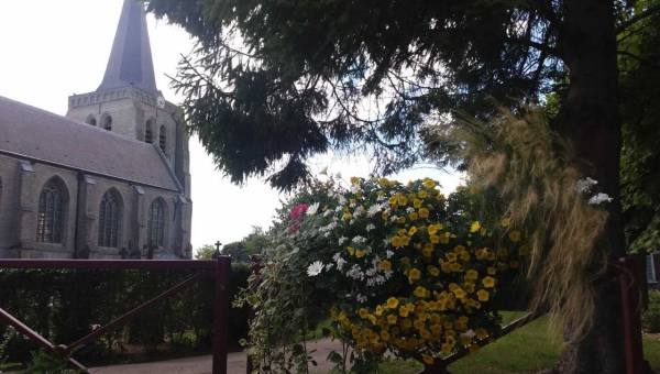 église fleurie West-Cappel.jpg