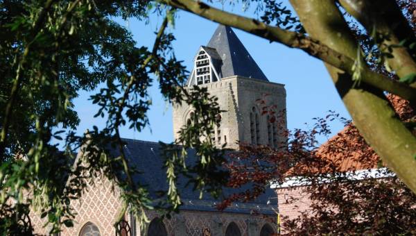 église Esquelbecq parmi les arbres.jpg
