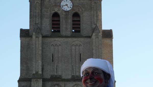 église Saint Martin et géant de Wormhout.JPG